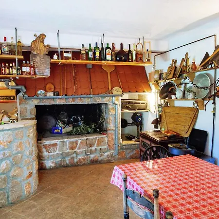 Spacious Apartment With Garden In Starigrad Croatia