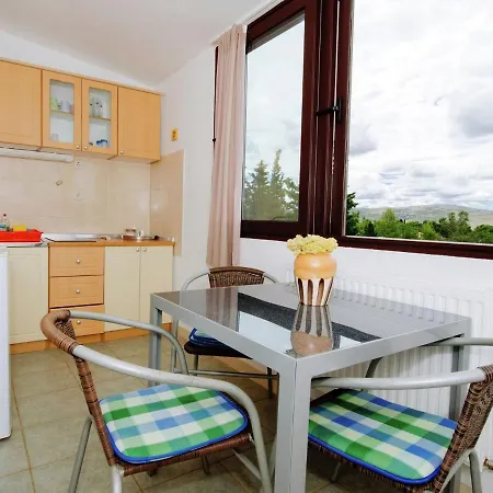 Apartment Spacious Apartment With Garden In Starigrad Croatia *