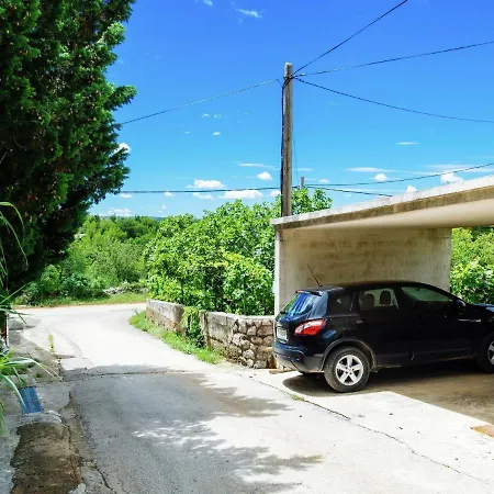 Spacious Apartment With Garden In Starigrad Croatia