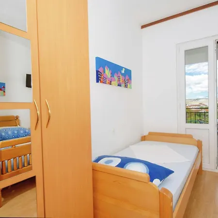 Apartment Spacious Apartment With Garden In Starigrad Croatia *