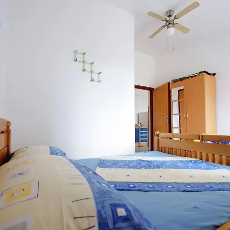 Spacious Apartment With Garden In Starigrad Croatia Апартаменты Стариград-Пакленица